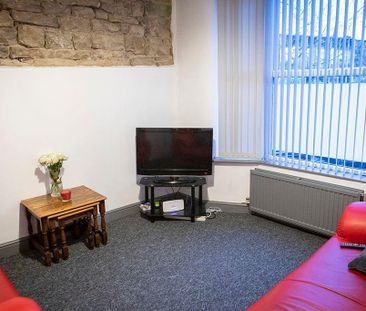 4 bedroom private hall to rent - Photo 1