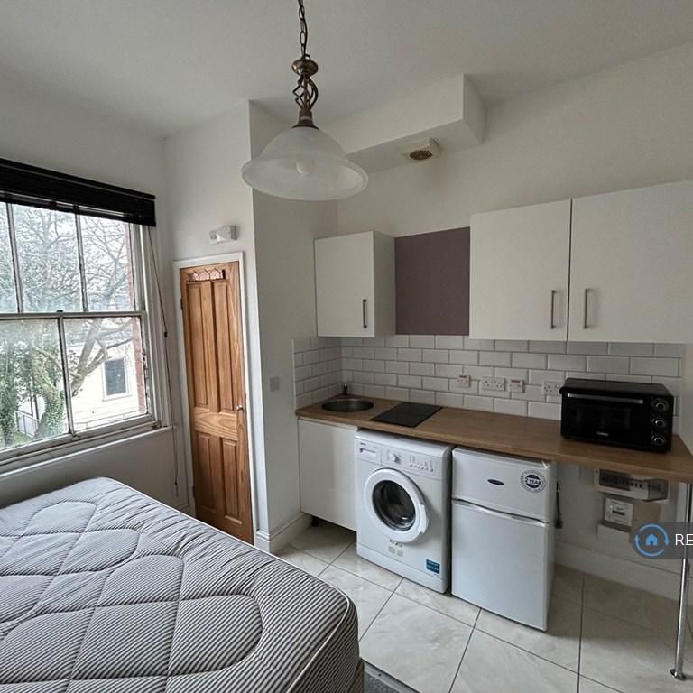 1 bedroom in a house share to rent - Photo 1