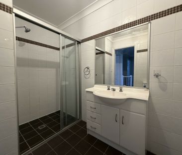 Immaculate 4 Bedroom Townhouse In a Convenient Location!! - Photo 5