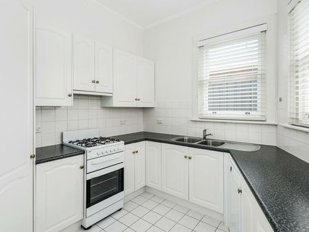 BEAUTIFULLY PRESENTED SPACIOUS GROUND FLOOR APARTMENT - Photo 5