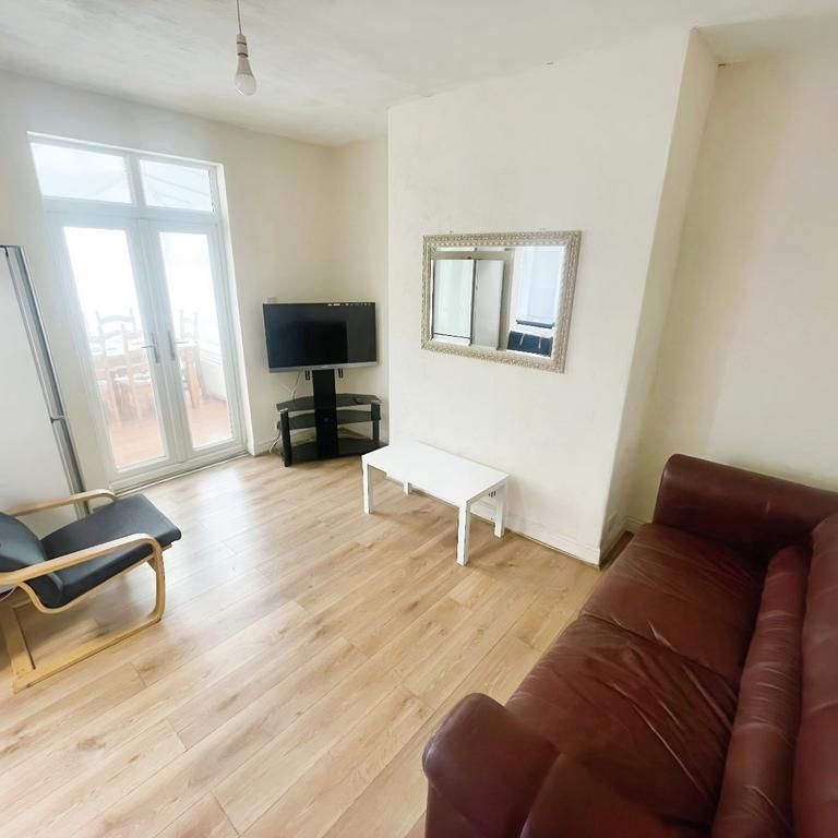 4 bedroom terraced house to rent - Photo 1