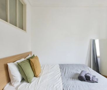 Room in a shared 5-bedroom apartment for rent in Lisbon, bills included - Foto 1