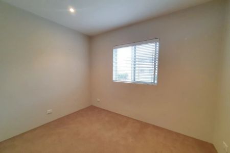 Spacious Two Bedroom Apartment - Photo 4