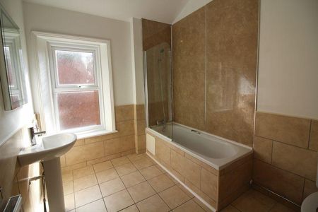 3 bedroom flat to rent - Photo 2