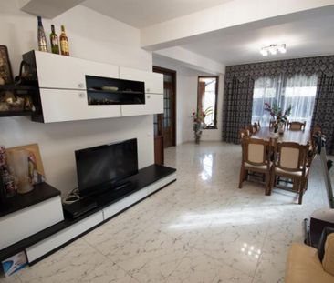 Vila 4 camere cu piscina in Bucov. - Photo 1