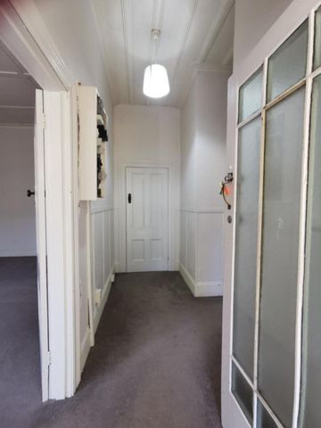 Lovely Character 2 bedroom flat available now - Photo 2