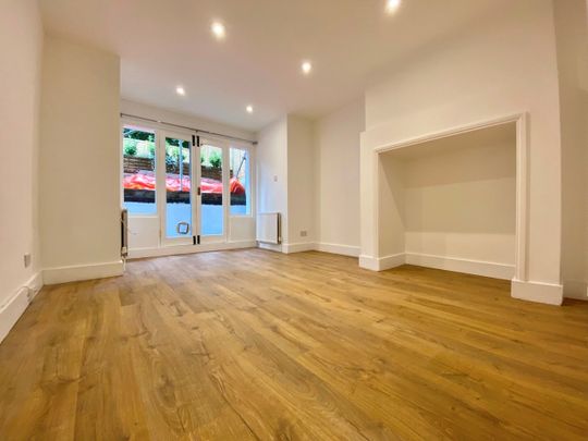Studio Flat, Leathwaite Road, SW11 - Photo 1