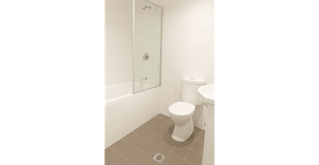 Spacious Ground-Floor Unit with Yard-Style Outdoor Area – Walk to Everything - Photo 2