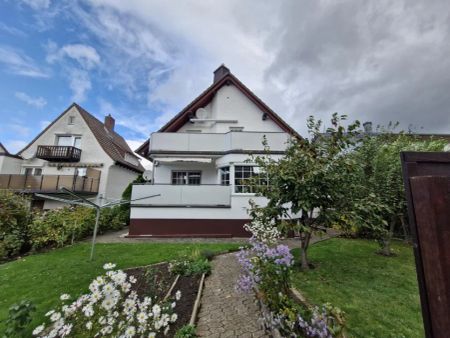 Attraktive 2,5-Zimmerwohnung mit großem Balkon und ausgebauten Spitzboden in Niestetal-Sandershausen - Photo 2