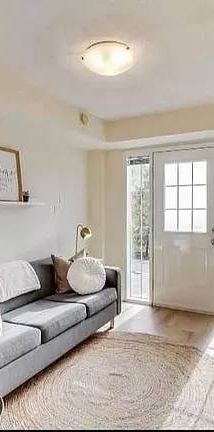 Lovely Cozy 1 Bed + Den, 1 Bath At 10 Laidlaw Street With Bonus Locker - Photo 1