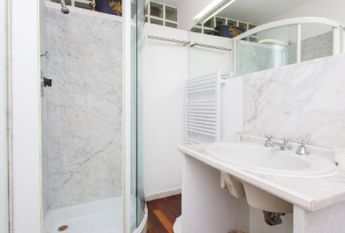 Center-Popolo: Modern, renovated 1 Bedroom, bath, kitchen. Parquet floors, bright, silent, located in beautiful villa near center, park, transport. Ref 847