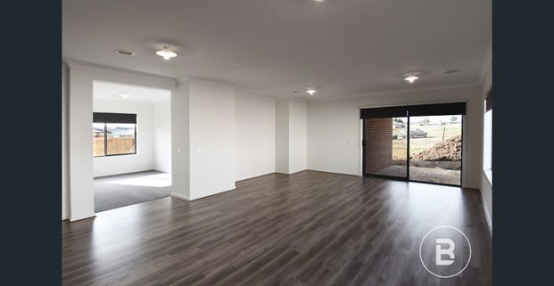 QUALITY FOUR BEDROOM HOME WITH 3 LIVING AREAS - Photo 1