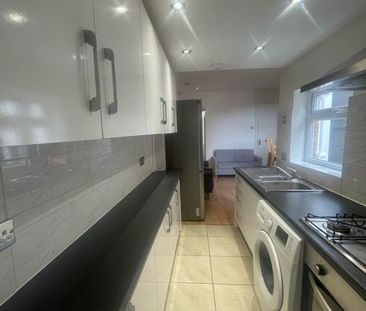 55 Leopold Street - Front door access 4 bed 2 bathLoughborough - Photo 4