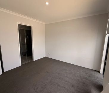 Stylish 3x2 Home in Modern Dual-Lock Property - Photo 3