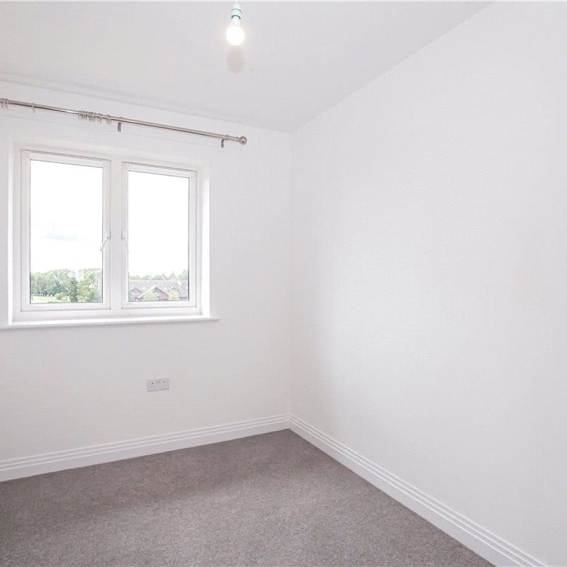 Recently built three bedroom semi-detached with garden and driveway parking. - Photo 1