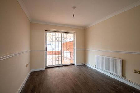 4 bedroom detached house to rent - Photo 2
