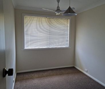 Large family home in a beautiful street - Photo 5