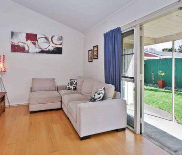 Central 2 bedroom home with lovely garden - Photo 5