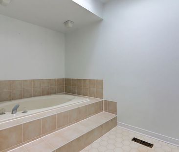 For Lease - 3586 Italia Crescent, Mississauga, Ontario - Photo 6