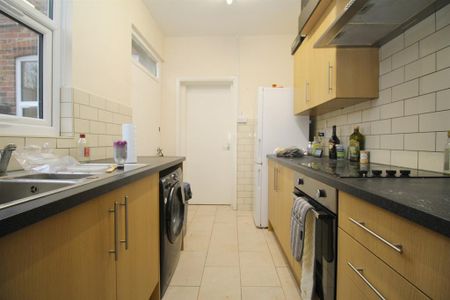 1 bedroom in a house share to rent - Photo 2