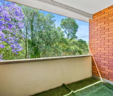 Centrally Positioned, Tastefully Updated, Executive Style, Spacious... - Photo 1