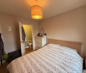 2 bedroom mews to rent - Photo 4