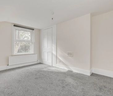 4 bedroom house in London - Photo 3