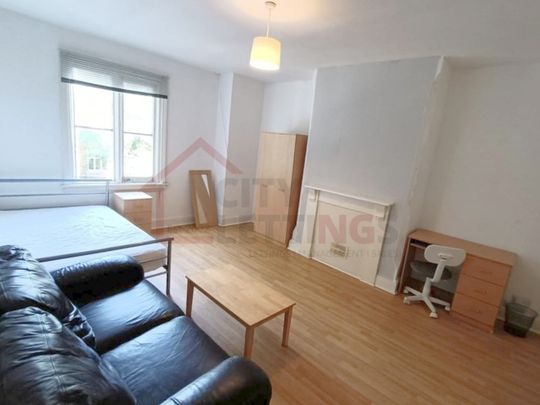 3 Bedroom Flat - Photo 1