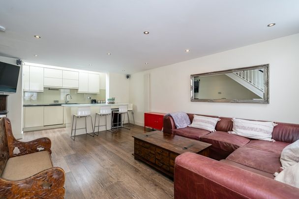 2 bedroom mews to rent - Photo 1