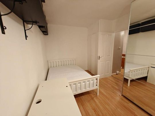 4 bedroom flat share to rent - Photo 1