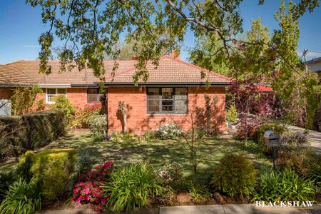 Charming Two Bedroom Home in Deakin - Photo 3