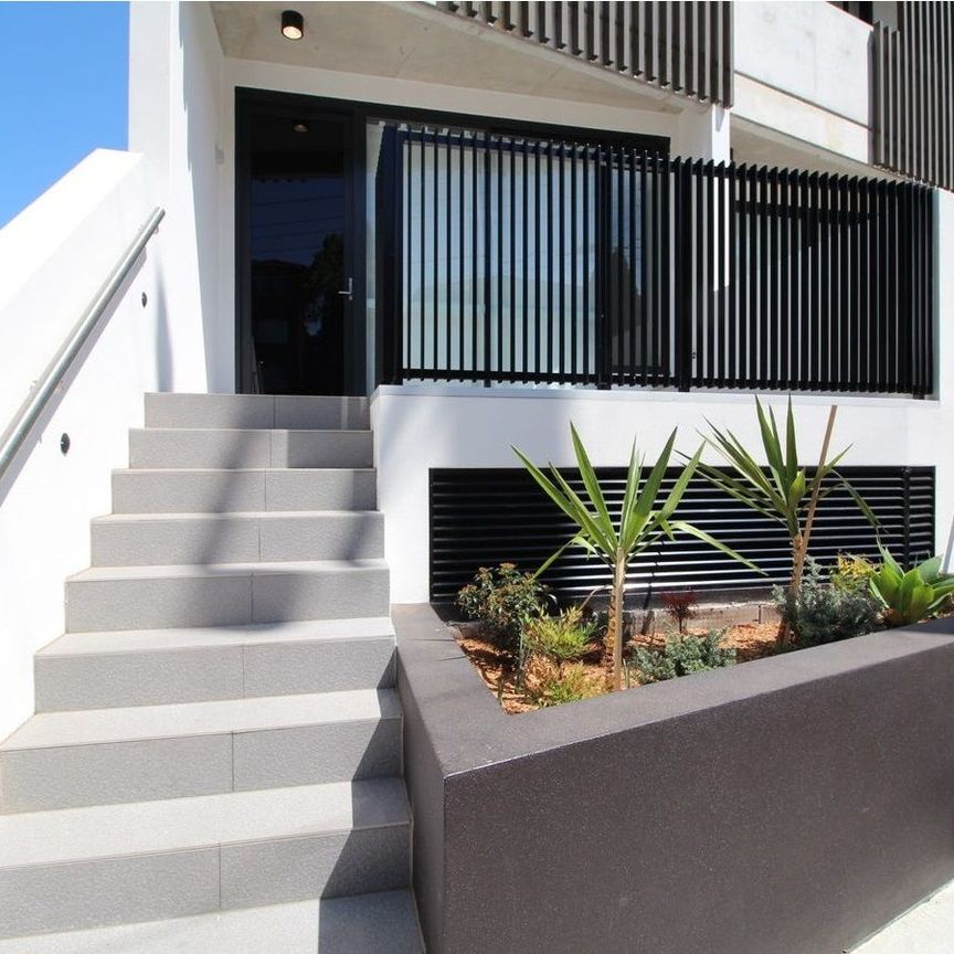 Luxurious One-Bedroom Apartment with Private Entrance - Photo 1