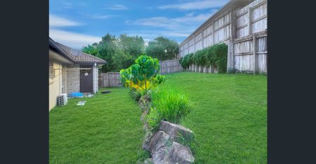 Family Home in Upper Coomera! - Photo 5