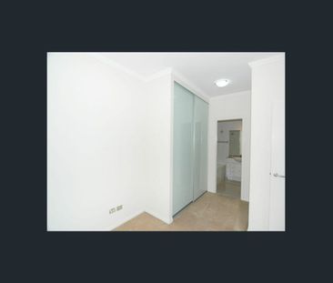 North West facing apartment with a park view - Photo 2