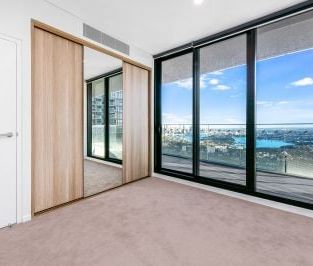 Resort Style Two Bedroom with Harbour Bridge Views - Photo 6