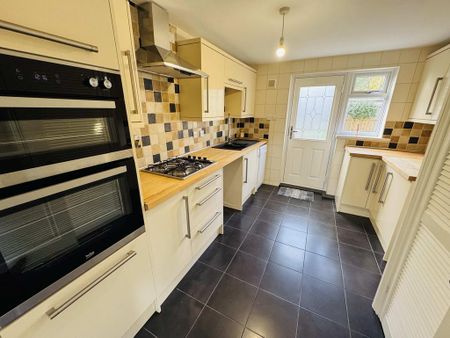 3 bedroom end of terrace house to rent - Photo 3