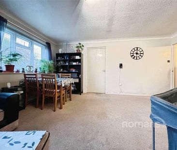 Clockhouse Road, Farnborough, Hampshire, GU14 - Photo 4