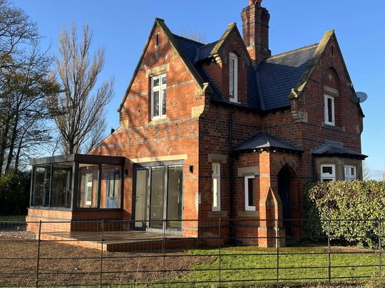 Detached Lodge House on a Rural Estate - Photo 1