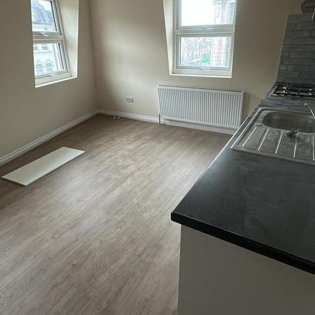 3 bedroom flat to rent - Photo 4