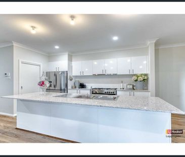 SLEEK & SPACIOUS - Photo 2