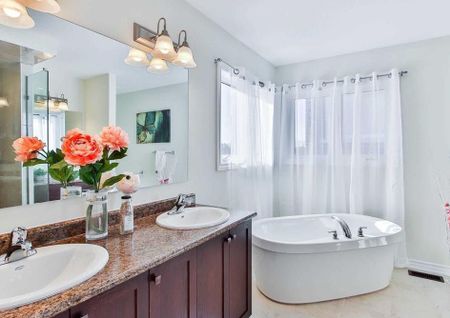 For Lease - 215 Northglen Boulevard, Clarington, Ontario - Photo 3