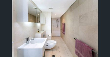 Bright, ultra convenient, large apartment with views - Photo 3