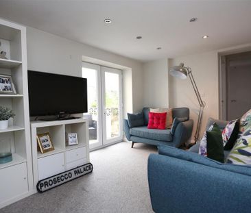 3 bedroom flat to rent - Photo 4