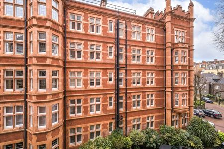 A spacious lateral second floor with lift, three bedroom apartment in a well maintained purpose built portered building in a quiet cul de sac - Photo 5