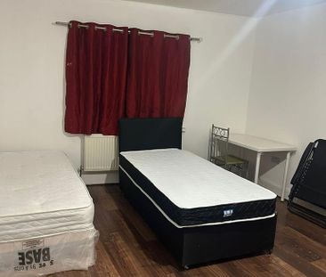 1 bedroom in a house share to rent - Photo 2