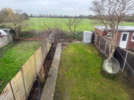 3 bedroom semi-detached house to rent - Photo 3