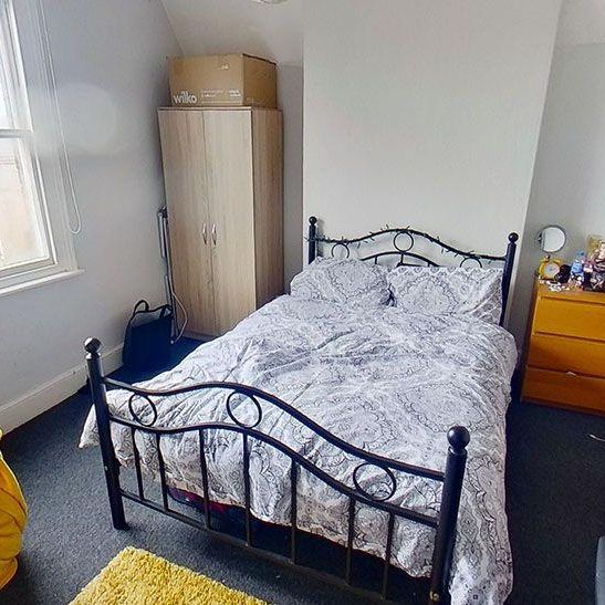 5 bedroom flat to rent - Photo 1