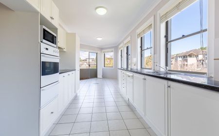 Stylish, Spacious And Modern Three Bedroom Apartment with access to Resort Style Facilities within the exclusive “Abbotsford Cove - Photo 2