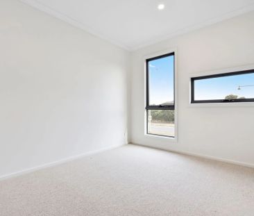 Modern townhouse delight! - Photo 1