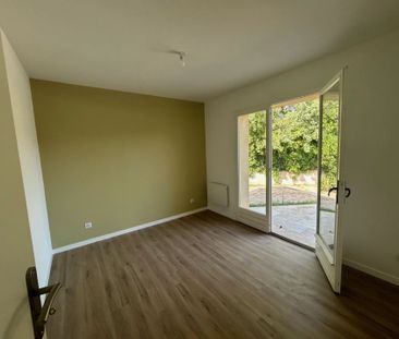 A LOUER T2 MEUBLE - TERRASSE - PLACE DE PARKING - Photo 2